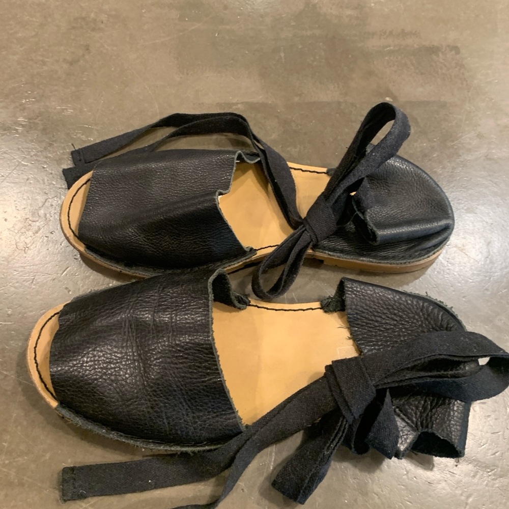 Black Leather Sandals/size 38/7.5 - Picture 3 of 12